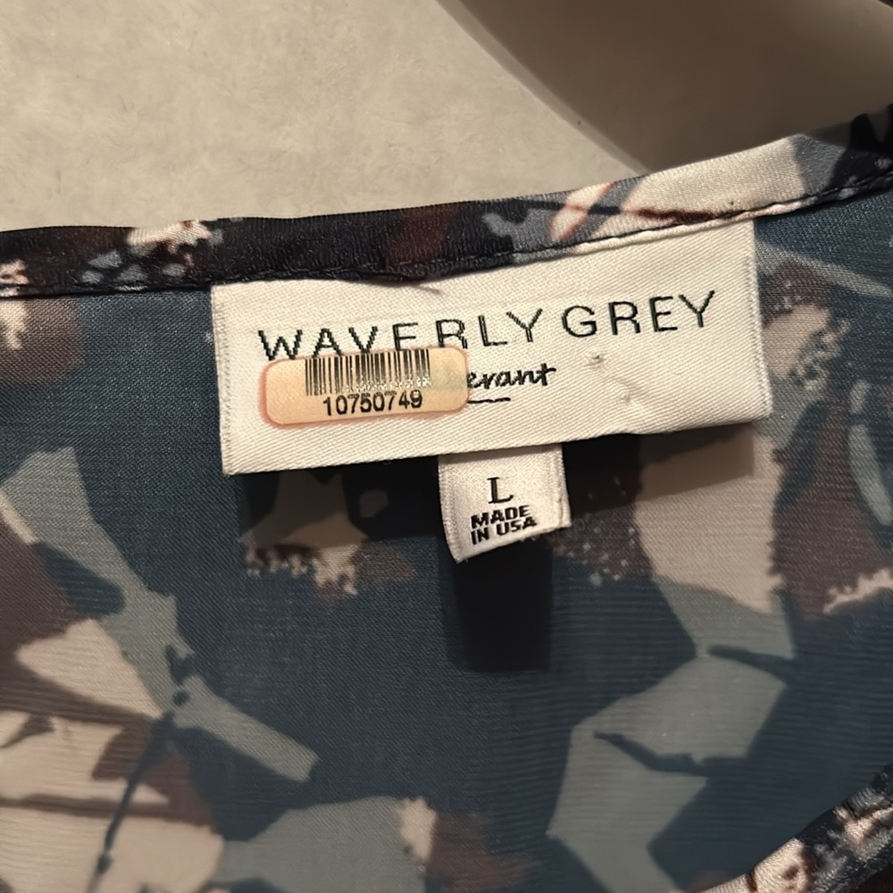 Patterned Women's Top - Picture 3 of 3